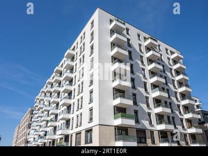 Grande e moderno edificio di appartamenti visto a Berlino, Germania Foto Stock