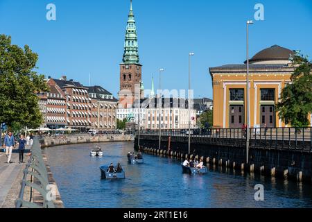 Copenhagen, Danimarca, 02 settembre 2021: Barche turistiche nel canale Holmen in una giornata di sole Foto Stock