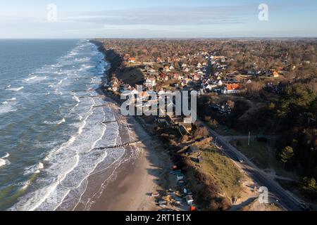 Tisvildeleje, Danimarca, 21 gennaio 2021: Vista aerea del villaggio e della spiaggia con droni Foto Stock