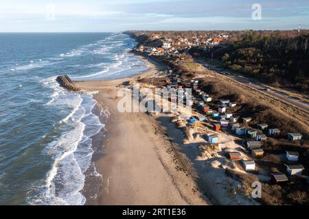 Tisvildeleje, Danimarca, 21 gennaio 2021: Vista aerea del villaggio e della spiaggia con droni Foto Stock