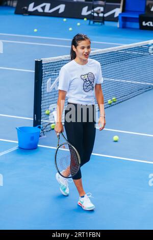 EMMA RADUCANU della Gran Bretagna durante una sessione di prove in vista dell'Australian Open 2022 al Melbourne Park il 14 gennaio 2022 a Melbourne Foto Stock