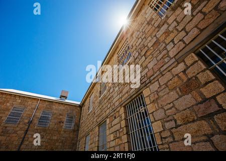 BEECHWORTH, AUSTRALIA, 30 DICEMBRE 2021: La storica prigione di Beechworth e il suo cortile in una calda giornata estiva a Victoria, Australia Foto Stock