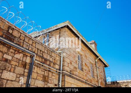 BEECHWORTH, AUSTRALIA, 30 DICEMBRE 2021: La storica prigione di Beechworth e il suo cortile in una calda giornata estiva a Victoria, Australia Foto Stock
