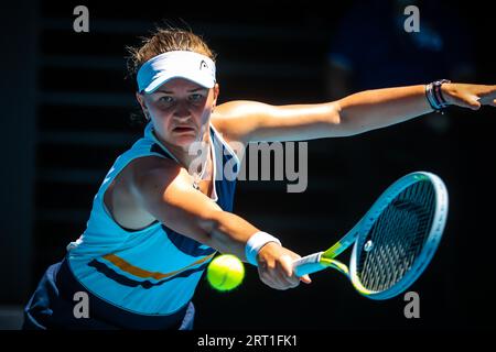 MELBOURNE, AUSTRALIA, 23 GENNAIO: Barbora Krejcikova della Repubblica Ceca gioca contro Victoria Azarenka della Bielorussia il 7° giorno dell'australiana 2022 Foto Stock