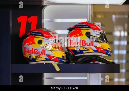 MELBOURNE, AUSTRALIA, 8 APRILE: I caschi Sergio Perez al Gran Premio di Formula 1 australiano del 2022 l'8 aprile 2022 Foto Stock
