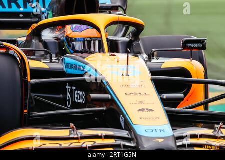 MELBOURNE, AUSTRALIA, 9 APRILE: L'australiano Daniel Ricciardo guida la numero 3 della McLaren MCL36 Mercedes durante le qualifiche all'australiano 2022 Foto Stock