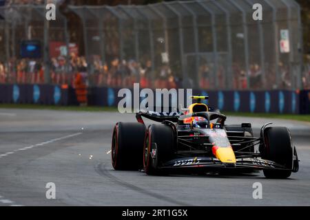 MELBOURNE, AUSTRALIA, 9 APRILE: Sergio Perez, messicano, guida l'11° Oracle Red Bull Racing RB18 durante le qualifiche al Grand Australian 2022 Foto Stock