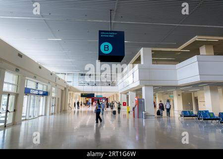 La Canea, Creta, Grecia, 23 settembre 2021: Persone in attesa all'interno della sala arrivi dell'aeroporto internazionale di Chania Ioannis Daskalogiannis Foto Stock