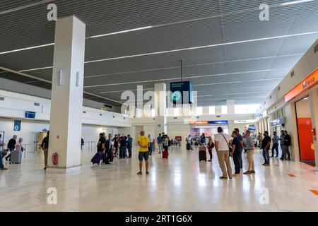 La Canea, Creta, Grecia, 23 settembre 2021: Persone in attesa all'interno della sala arrivi dell'aeroporto internazionale di Chania Ioannis Daskalogiannis Foto Stock