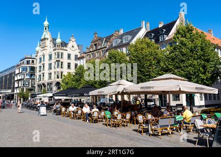 Copenaghen, Danimarca, 13 settembre 2021: Persone nei caffè all'aperto nel centro storico della città in una giornata di sole Foto Stock