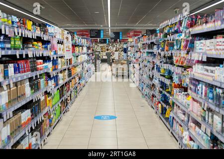 Creta, Grecia, 17 settembre 2021: Scaffali con prodotti in un supermercato locale Foto Stock