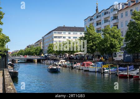 Copenaghen, Danimarca, 12 luglio 2022: Un canale e barche nel quartiere Christianshavn nel centro storico della città Foto Stock