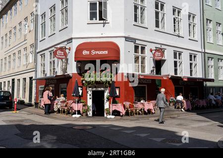 Copenaghen, Danimarca, 2 settembre 2021: Persone di fronte al Cafe Sorgenfri nel centro storico della città Foto Stock