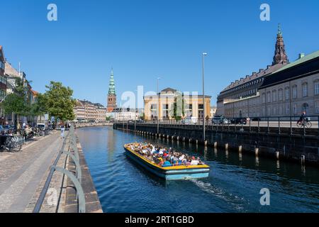 Copenhagen, Danimarca, 02 settembre 2021: Barche turistiche nel canale Holmen in una giornata di sole Foto Stock