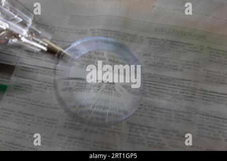 In molte pubblicità sui quotidiani, sono apparse candidature di lavoro sorprendentemente simili da parte dei dipendenti del settore medico-sociale. La Foto Stock