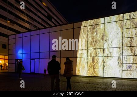 Evento artistico Erlebnis (welt) raum su Prager Strasse con l'artista VR Max Salomon. In occasione del 50° anniversario della missione Apollo, un 3D. Foto Stock