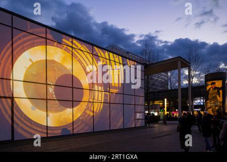 Evento artistico Erlebnis (welt) raum su Prager Strasse con l'artista VR Max Salomon. In occasione del 50° anniversario della missione Apollo, un 3D. Foto Stock