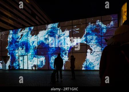 Evento artistico Erlebnis (welt) raum su Prager Strasse con l'artista VR Max Salomon. In occasione del 50° anniversario della missione Apollo, un 3D. Foto Stock