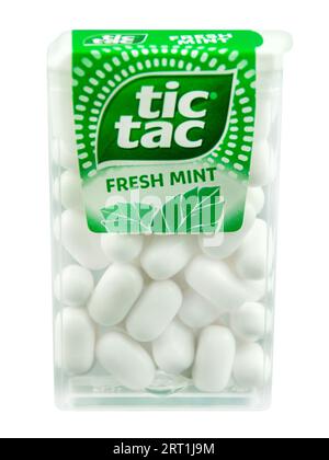 Amburgo, Germania - 7 settembre 2023: Dolci alla menta fresca TIC TAC e scatola isolata su sfondo bianco Foto Stock