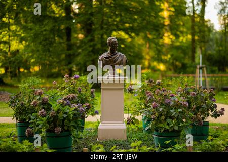 Hermann Fuerst von Pueckler-Muskau creò il Branitz Park e il Branitz Palace, la sua opera di vecchiaia. Il busto del riformatore von Hardenberg Foto Stock