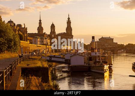 I piroscafi della White Fleet ormeggiavano alla luce della sera sul Terrassenufer a Dresda Foto Stock