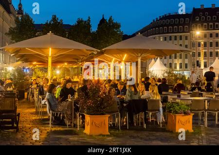 Gastronomia all'aperto sul Neumarkt di Dresda presso la Chiesa di nostra Signora, grazie alle attuali rilassamenti della Corona, un po' di normalità sta tornando Foto Stock