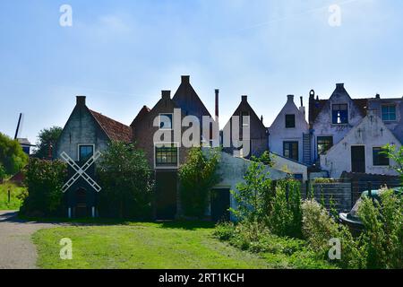 Vista delle facciate posteriori delle case situate sui bastioni della città fortificata di Brielle; è possibile vedere il mulino 't Vliegend Hert Foto Stock