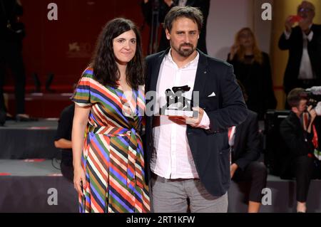 Julia Berkes und Gabor Reisz mit dem Horizons Best Film Award für "spiegazione per tutto" beim Photocall mit den Preisträgern der Biennale di Venezia 2023 / 80. Internationale Filmfestspiele von Venedig im Palazzo del Casino. Venedig, 09.09.2023 Foto Stock