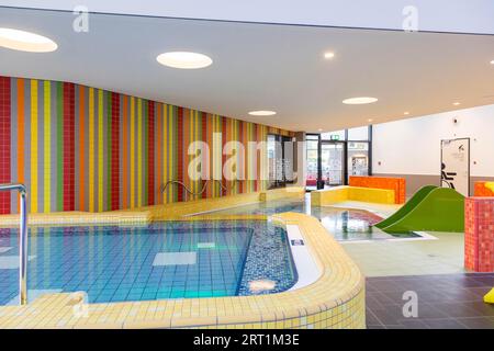 Nuova piscina aperta a Dresda la città di Dresda ha investito 23 milioni di euro per una nuova piscina all'aperto e una piscina coperta con sala immersioni Foto Stock