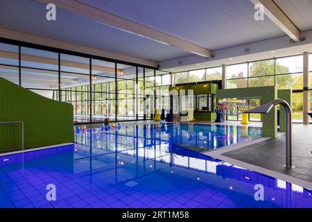 Nuova piscina aperta a Dresda la città di Dresda ha investito 23 milioni di euro per una nuova piscina all'aperto e una piscina coperta con sala immersioni Foto Stock