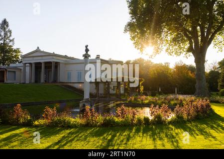 Il parco Sanssouci fa parte del complesso del parco del palazzo di Potsdam. Terme Romane affascinante complesso di ville nello stile delle case di campagna italiane del 15° Foto Stock