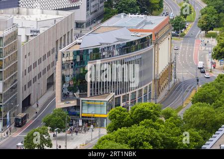 Vista dalla torre del municipio sul centro storico della città, il Dr. Kuelz Ring con i nuovi edifici Foto Stock