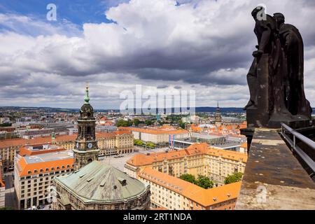 Vista dalla torre del municipio sulla città vecchia interna fino alla chiesa di Kreuzkirche con la piazza Altmarkt Foto Stock