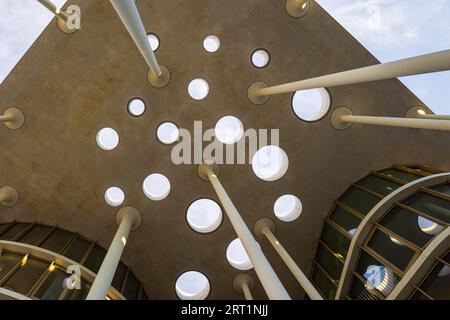 SAB Forum, progettato dagli architetti londinesi ACME, 165 milioni di euro. Il Forum è un giardino di colonne di fronte al SAB, composto da 159 colonne Foto Stock