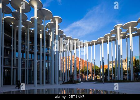 SAB Forum, progettato dagli architetti londinesi ACME, 165 milioni di euro. Il Forum è un giardino di colonne di fronte al SAB, composto da 159 colonne Foto Stock