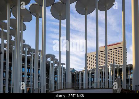 SAB Forum, progettato dagli architetti londinesi ACME, 165 milioni di euro. Il Forum è un giardino di colonne di fronte al SAB, composto da 159 colonne Foto Stock