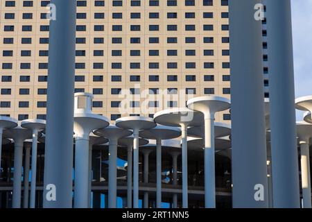 SAB Forum, progettato dagli architetti londinesi ACME, 165 milioni di euro. Il Forum è un giardino di colonne di fronte al SAB, composto da 159 colonne Foto Stock