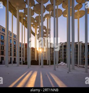 SAB Forum, progettato dagli architetti londinesi ACME, 165 milioni di euro. Il Forum è un giardino di colonne di fronte al SAB, composto da 159 colonne Foto Stock