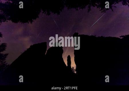 Pereidi sulla Svizzera sassone. Pilastri di Ercole nel Bielatal, le impressionanti formazioni rocciose si stagliano in modo impressionante contro il cielo notturno. La Foto Stock