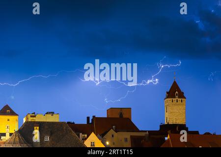 Regensburg, Baviera, Germania, la torre del municipio storico e lo skyline della città vecchia durante la tempesta estiva con lampi e fulmini di notte Foto Stock