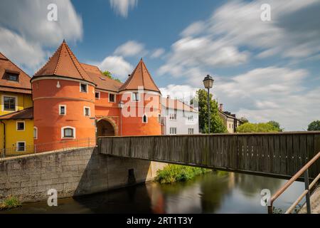 Porta della birra a Cham, nell'alto Palatinato, in Baviera, in una giornata di sole in estate con nuvole nel cielo blu Foto Stock