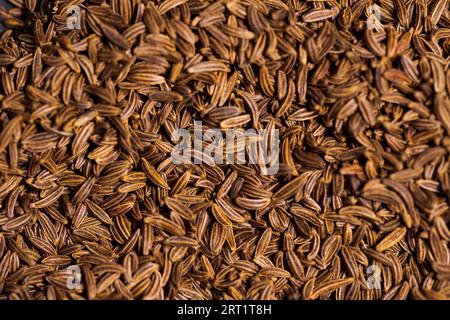 Primo piano di semi di cumino secchi in ghisa grigia scura teglia per tostare le spezie Foto Stock