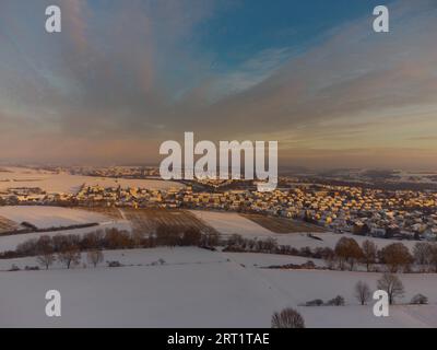 Veduta aerea del drone di Lappersdorf e dei campi circostanti vicino a Ratisbona In Baviera con neve durante l'alba in inverno freddo chiaro giorno Foto Stock