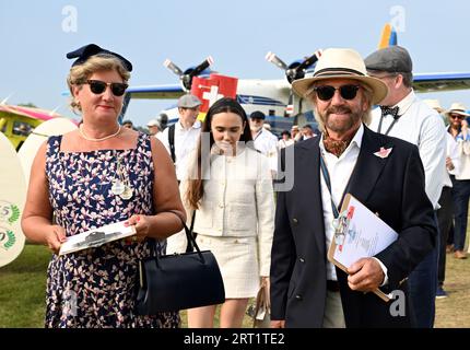 Noel Edmonds giudica l'esposizione Freddie March Spirit of Aviation al Goodwood Revival al al Goodwood Motor Circuit nel West Sussex. Data foto: Domenica 10 settembre 2023. Foto Stock