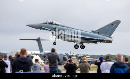 Aviazione tedesca - Eurofighter Typhoon EF2000, arrivo a RAF Fairford per prendere posto nel Royal International Air Tattoo 2023. Foto Stock
