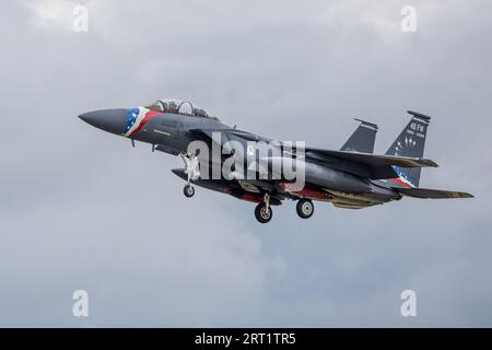 U.S. Air Force 48th Fighter Wing New Heritage F-15E Strike Eagle in arrivo alla RAF Fairford per parcheggiare nel Royal International Air Tattoo 2023 Foto Stock