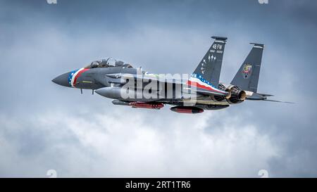 U.S. Air Force 48th Fighter Wing New Heritage F-15E Strike Eagle in arrivo alla RAF Fairford per parcheggiare nel Royal International Air Tattoo 2023 Foto Stock