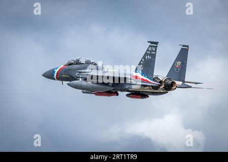 U.S. Air Force 48th Fighter Wing New Heritage F-15E Strike Eagle in arrivo alla RAF Fairford per parcheggiare nel Royal International Air Tattoo 2023 Foto Stock