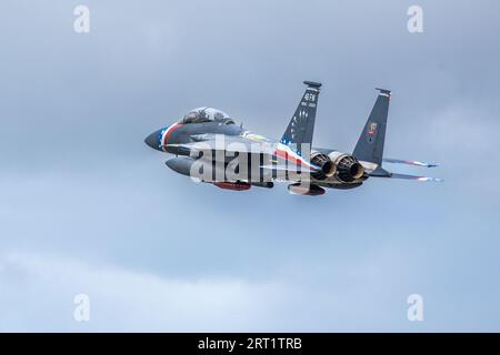 U.S. Air Force 48th Fighter Wing New Heritage F-15E Strike Eagle in arrivo alla RAF Fairford per parcheggiare nel Royal International Air Tattoo 2023 Foto Stock