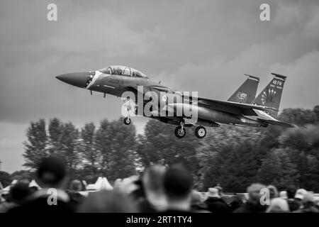 U.S. Air Force 48th Fighter Wing New Heritage F-15E Strike Eagle in arrivo alla RAF Fairford per parcheggiare nel Royal International Air Tattoo 2023 Foto Stock